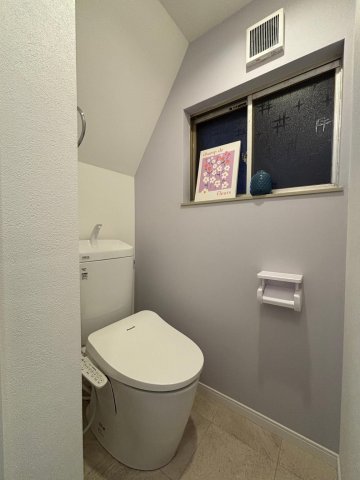 トイレ　温水便座設置済。