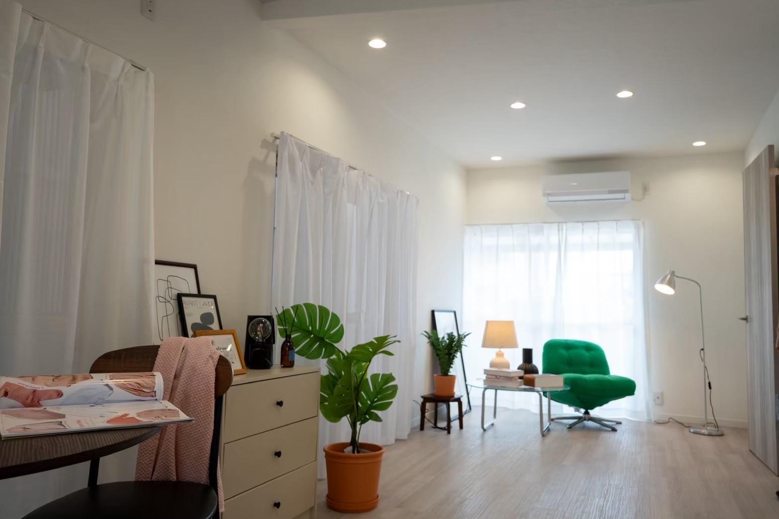 居室・リビング　1階LDKはひろびろ。システムキッチンと大きめの換気扇設置。