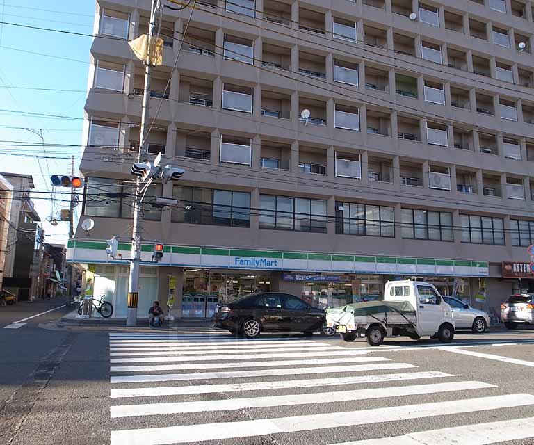 コンビニ　ファミリーマート丸太町猪熊店（コンビニ）まで379m