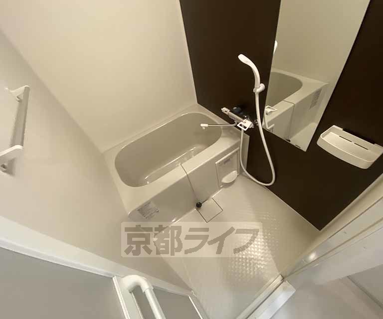 バス・シャワールーム　鏡のある便利なお風呂