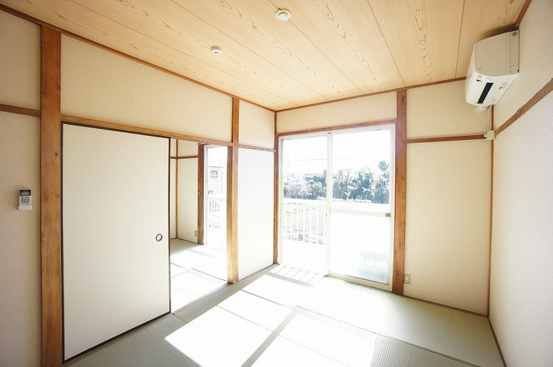 居室・リビング　6.1帖和室♪陽の光が入り明るいお部屋です♪