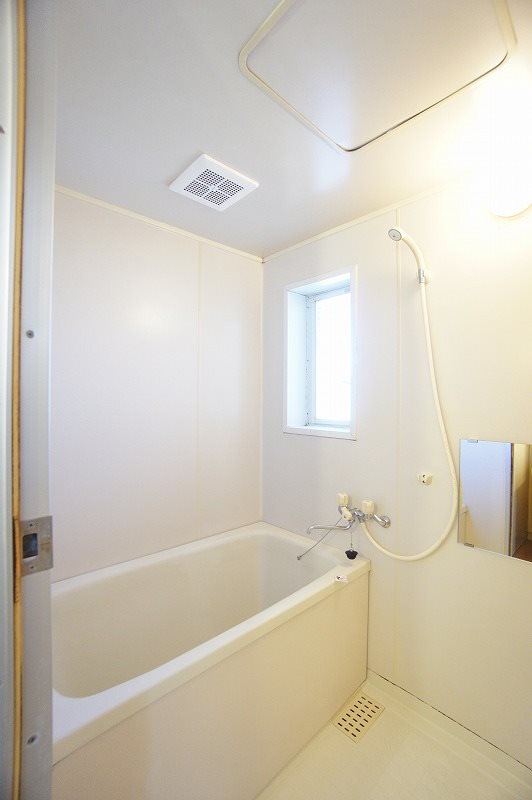 バス・シャワールーム　小窓があり換気のしやすい浴室です♪