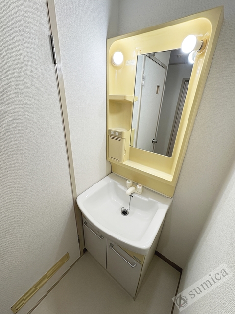 洗面設備　※１０３号室の反転写真です。