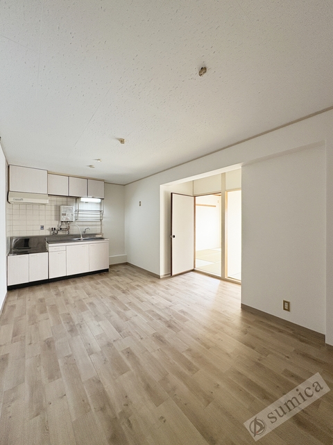 居室・リビング　※１０３号室の反転写真です。