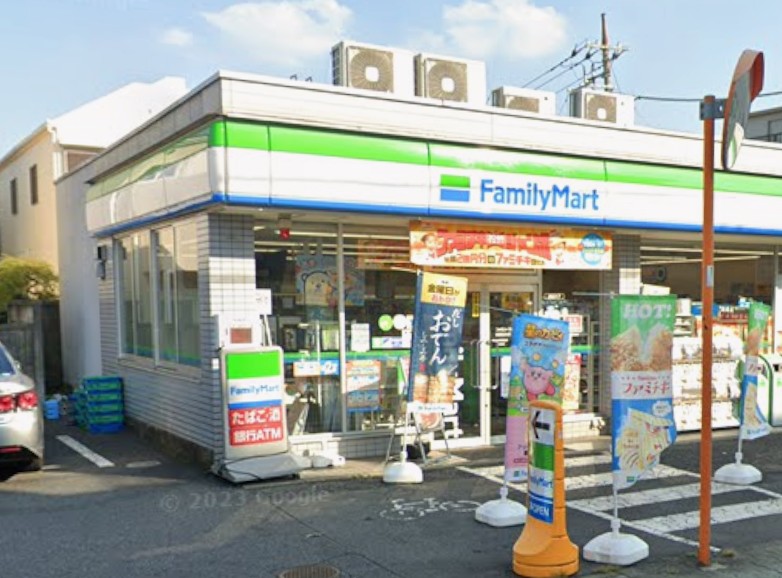 コンビニ　ファミリーマート（コンビニ）まで629m