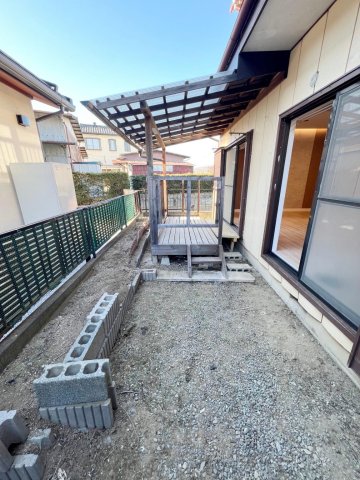 庭　専用庭にはウッドデッキがあります。