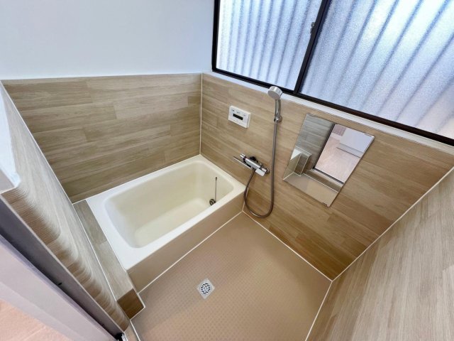 バス・シャワールーム　清潔感のある木目調の浴室です。