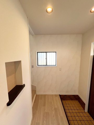 玄関　玄関ではお洒落なニッチが出迎えます。