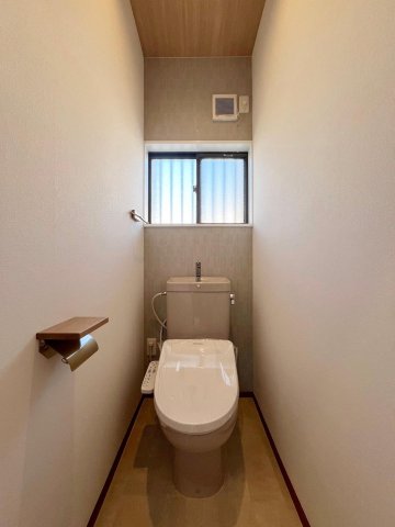 トイレ　新品の温水洗浄便座付きです。