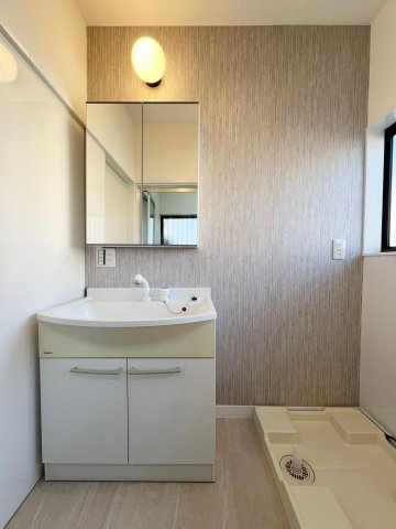 洗面設備　ミラーキャビネット付の独立洗面台です。