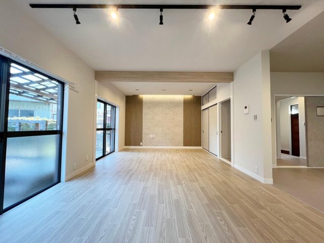 その他設備　リビングのTV置場は間接照明とアクセントクロスがポイントです