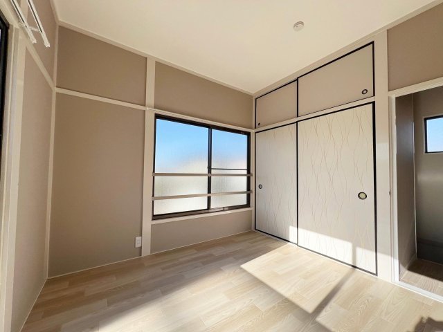 その他部屋・スペース　白基調で明るい4.5帖の洋室。南向きで日当たり良好です