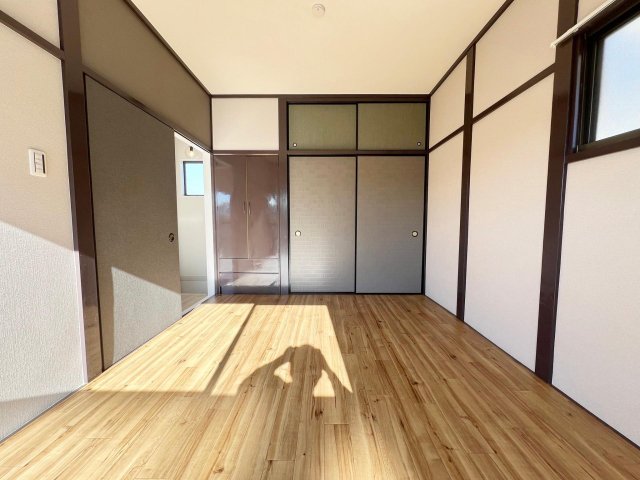 その他　シックな雰囲気の6帖洋室。南向きで日当たり良好です。