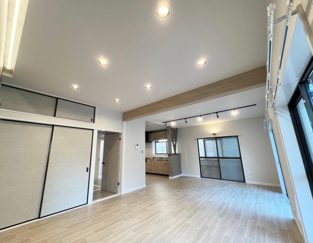 居室・リビング　こだわりの照明設備が映える20帖の広々LDKです。