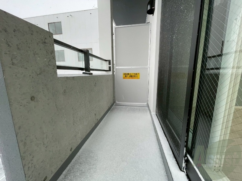 バルコニー　バルコニーは幅があり、広い印象を受けました。