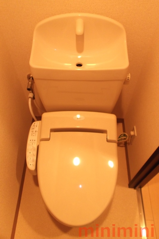 ＪＲ東海道本線 千里丘駅 徒歩10分 3階建 築15年のトイレ写真