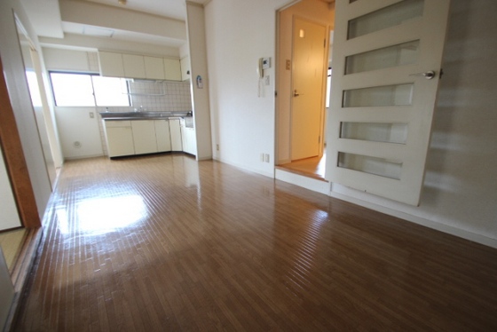 居室・リビング　※別号室のお写真です。