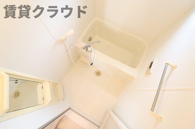 バス・シャワールーム　浴室に窓があるので、ちょっとした換気ができるのがポイント！