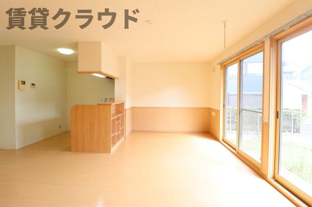 居室・リビング　腰壁が統一感のあるお部屋の雰囲気を演出♪