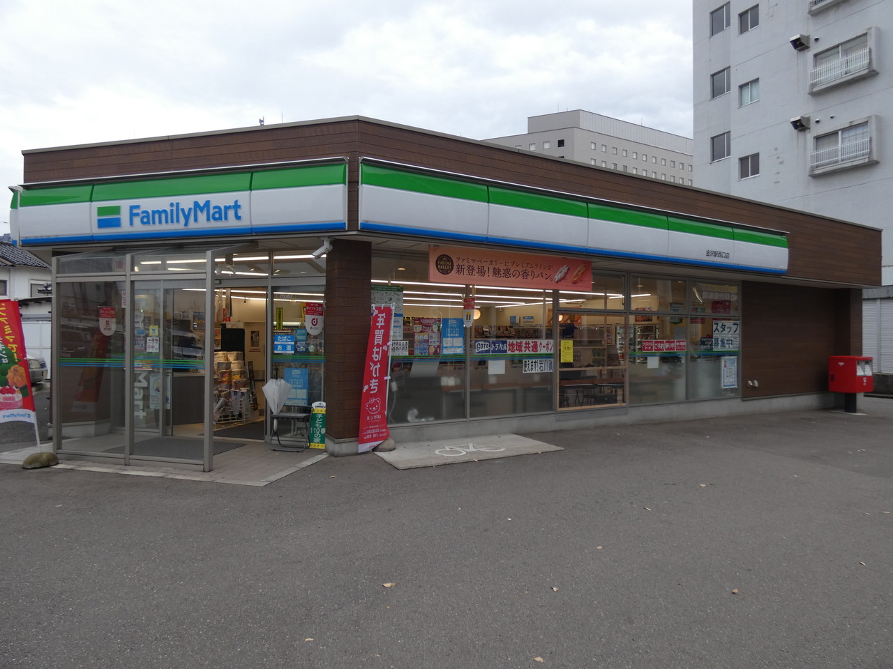 コンビニ　ファミリーマート金沢駅西口店（コンビニ）まで180m