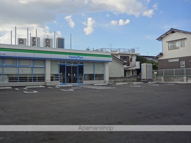コンビニ　ファミリーマート（コンビニ）まで1731m