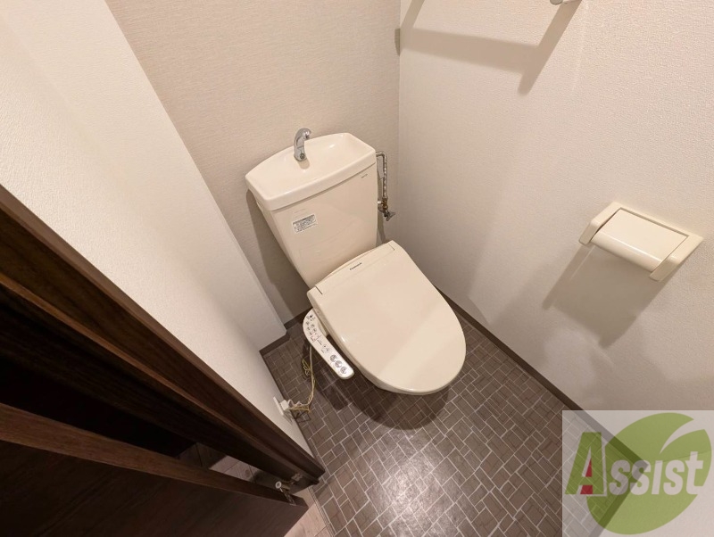 トイレ　ウォシュレット機能がついたトイレです。安心して使用できます。