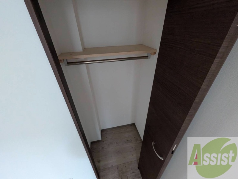 収納　クローゼットを開けてみました。奥行きがありますね。