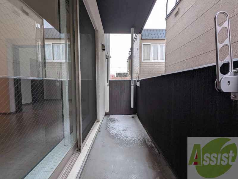 バルコニー　こちらはバルコニー。洗濯物が干せるようになっています。