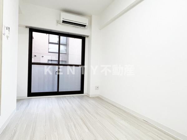 その他部屋・スペース　落ち着いた色調の寝室です