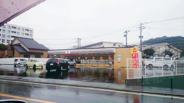 コンビニ　セブンイレブン（コンビニ）まで300m