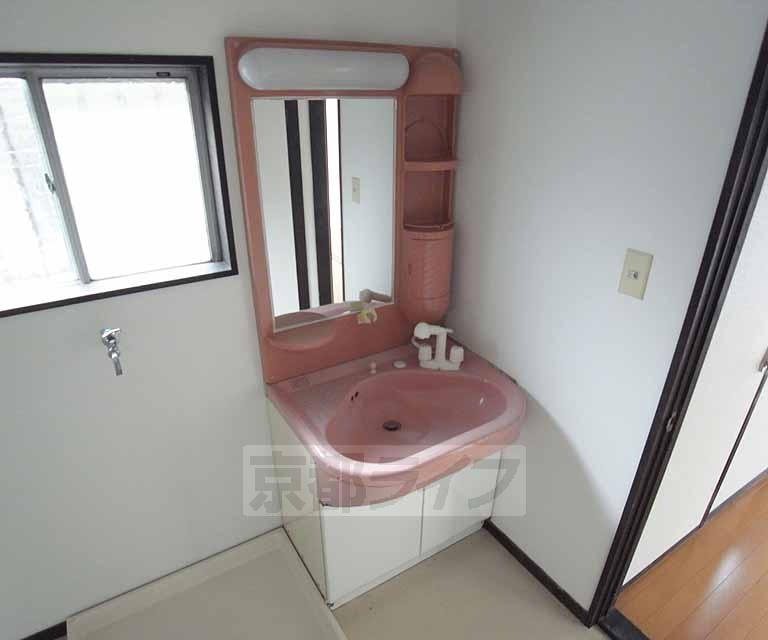 洗面設備　独立洗面台付きです。