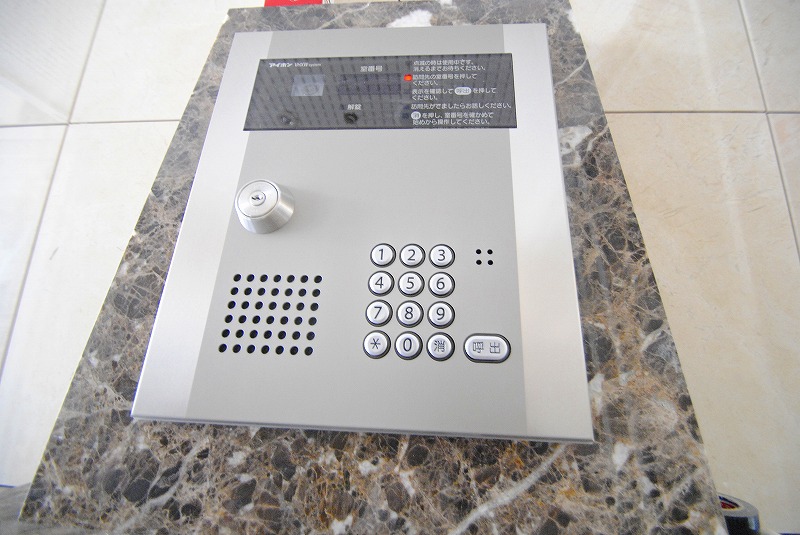 セキュリティ　オートロック付きのエントランス