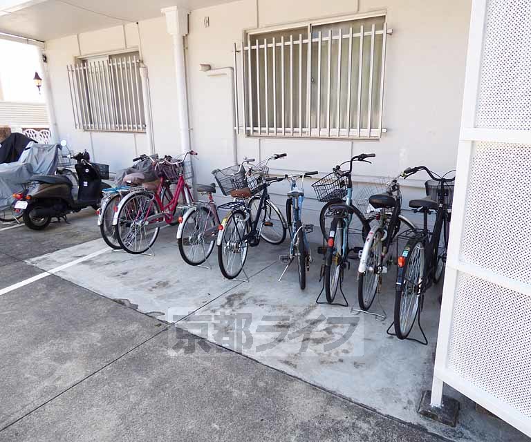 その他共有部分　駐輪・駐車置き場あります。