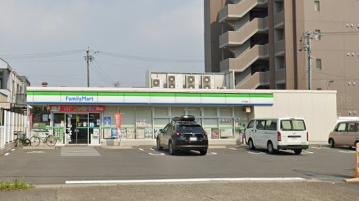 コンビニ　ファミリーマート港入場店（コンビニ）まで61m
