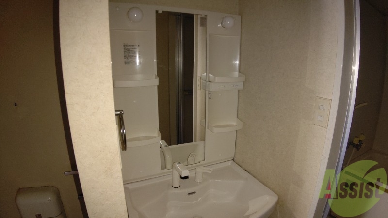 洗面設備　洗面化粧台も独立しており、洗面台の棚も利便性がありますね。