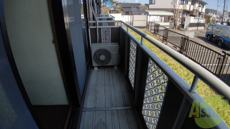 バルコニー　バルコニースペースも広く、洗濯物も問題なく干せそうですね。