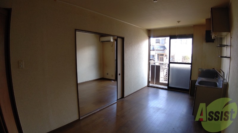 居室・リビング　広々として、家具関係も問題なく置けそうですね。