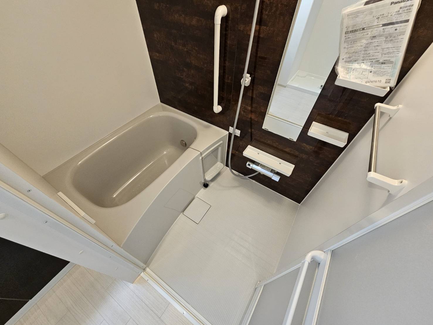 バス・シャワールーム　追炊き機能・浴室乾燥機付き。