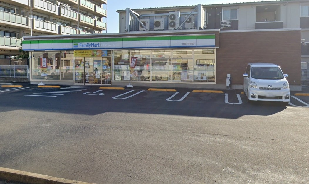 コンビニ　ファミリーマート四街道小学校前店（コンビニ）まで524m