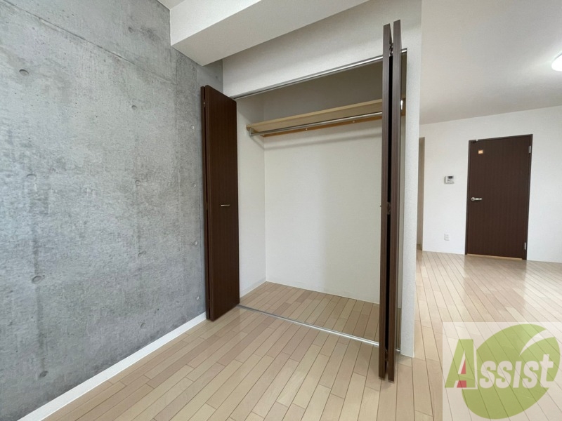 収納　こちらの収納にはハンガーをかけて服もしまえますね。