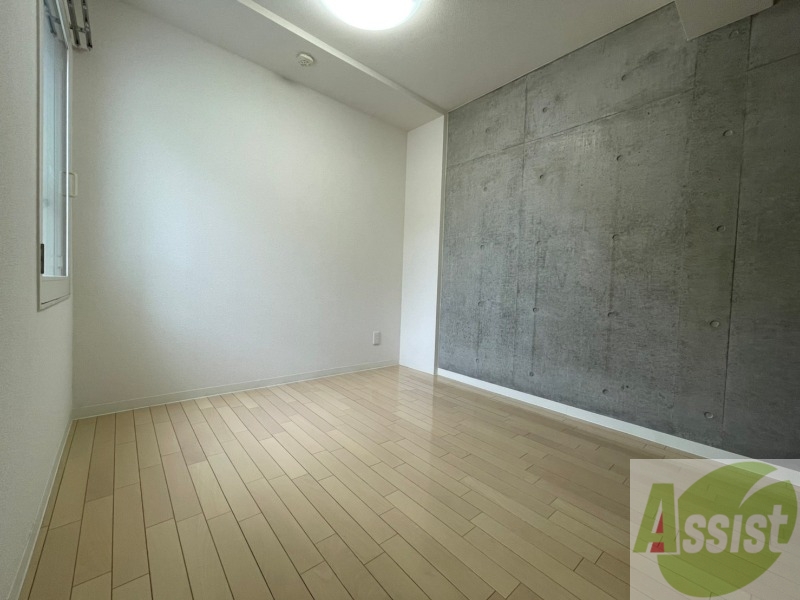 その他部屋・スペース　寝室はこちらです。光が差し込む、温かみのあるお部屋です。