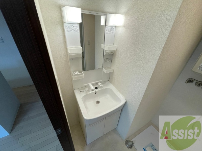 洗面設備　独立洗面台です。大きくてよいですね。シャンプーもできます。