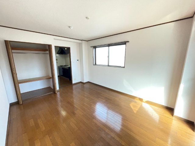 居室・リビング　南向きの洋間