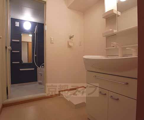 洗面設備　広々脱衣所からお風呂へ。