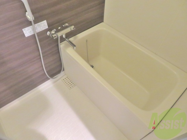 バス・シャワールーム　こちらはお風呂。一日の疲れをここで癒してください。