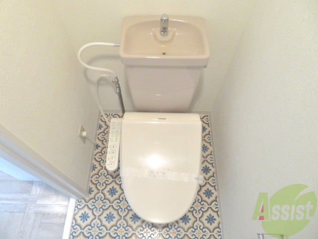 トイレ　ウォシュレット機能がついたトイレです。安心して使用できますね