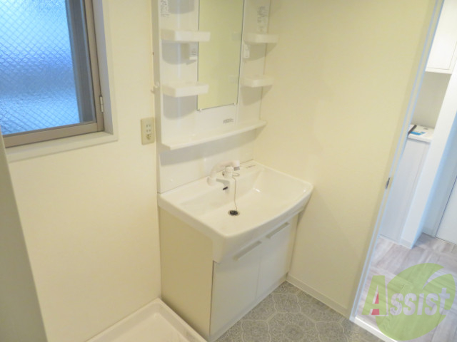 洗面設備　独立洗面台。朝の身支度はここでばっちり決めましょう。