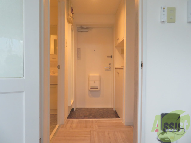 玄関　こちらが玄関です。何足か靴を置いておけそうです。