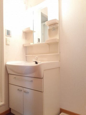 洗面設備　スペースが確保できる洗面所です