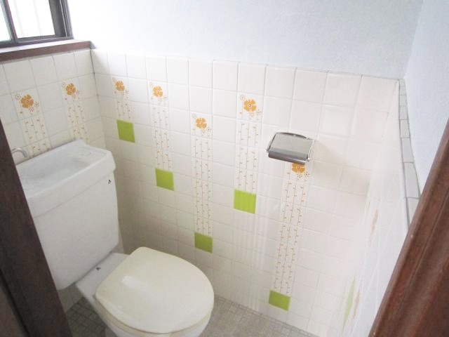 トイレ　窓付きトイレです。